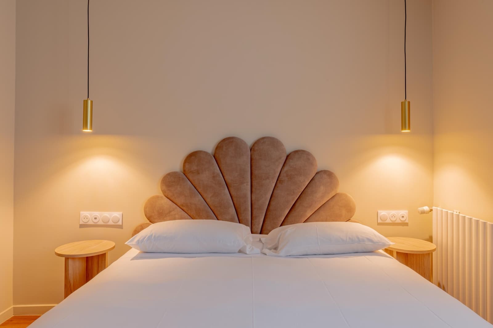 Chambre double du Grand Hôtel Sénia, tête de lit en éventail