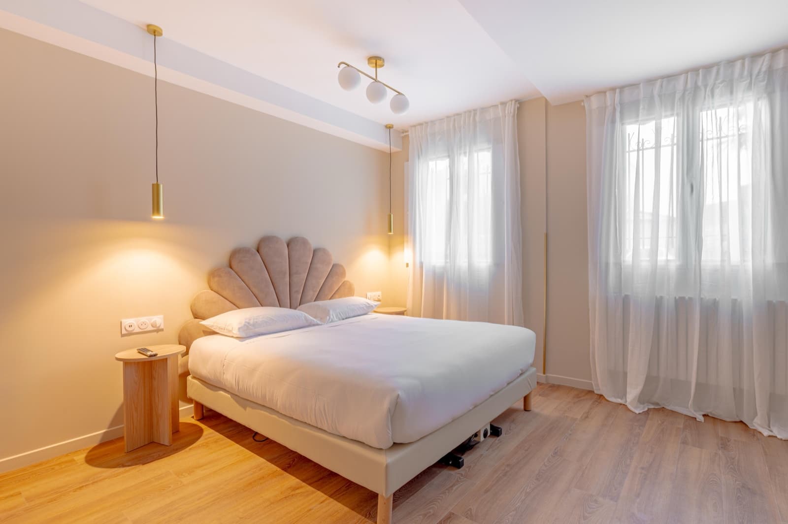 Chambre double lumineuse, deux fenêtres et parquet clair