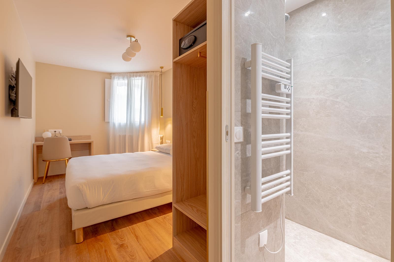 Chambre double et sa salle de bain privative avec sèche-serviettes