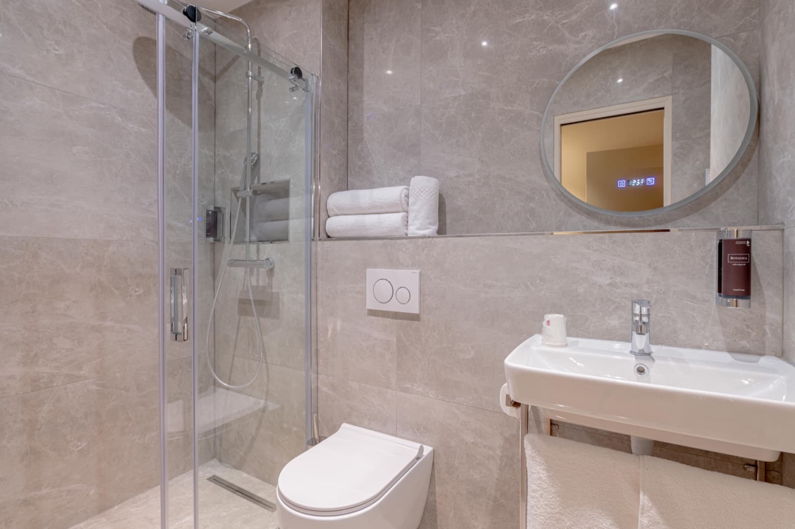 Salle de bain en marbre gris et sa douche à l'italienne