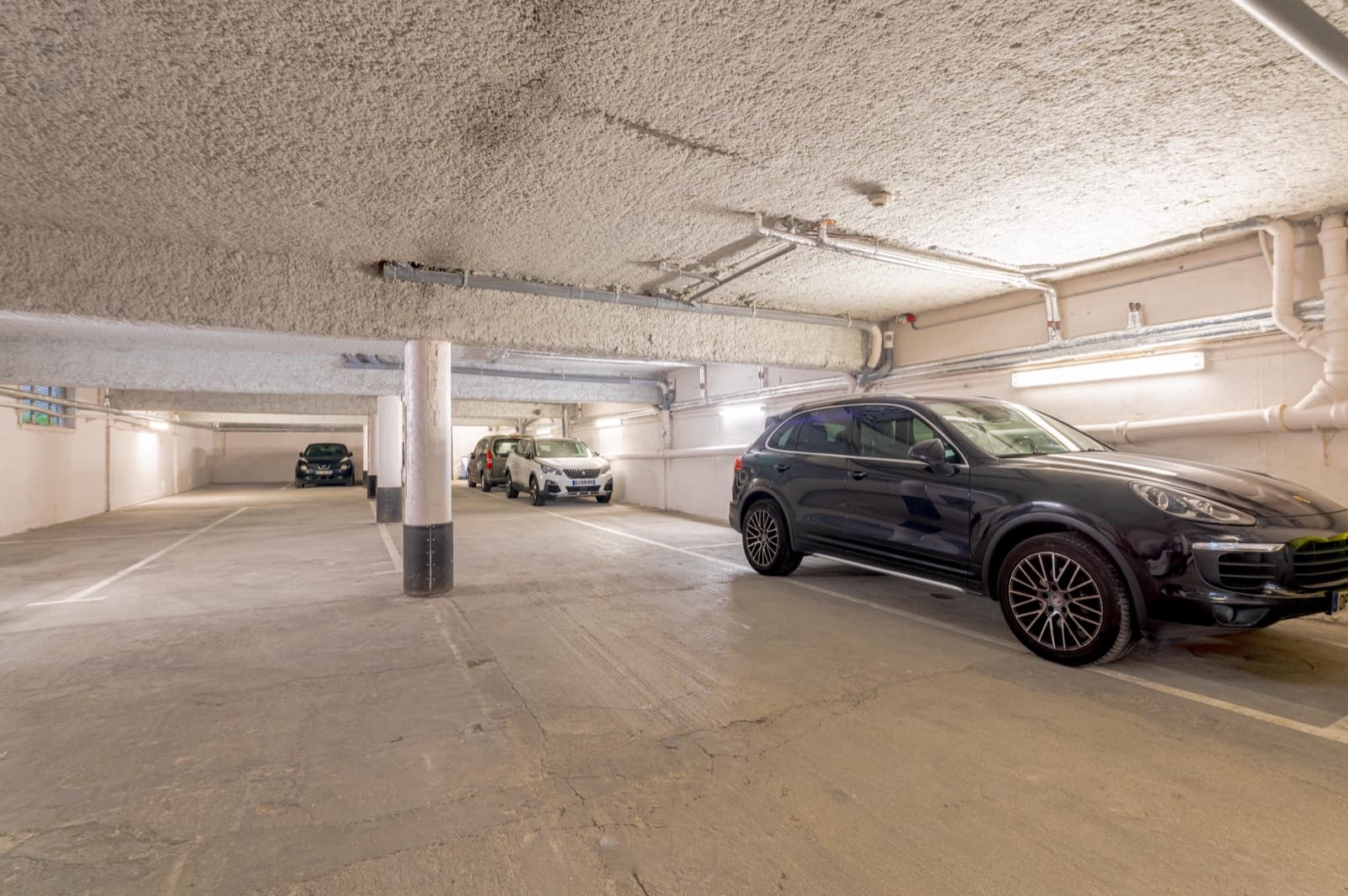 Le garage couvert de l'hôtel, stationnement à l'abri