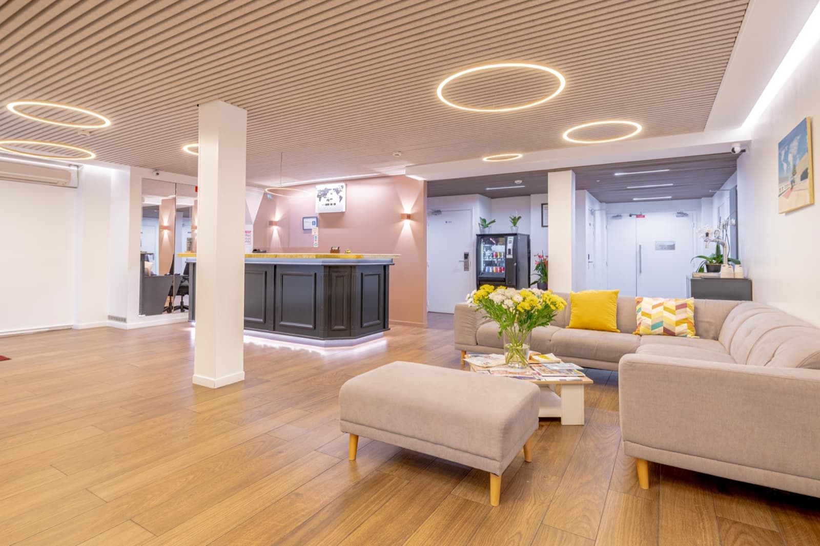 Le salon d'accueil du Grand Hôtel Sénia et son plafond en lamelles de bois