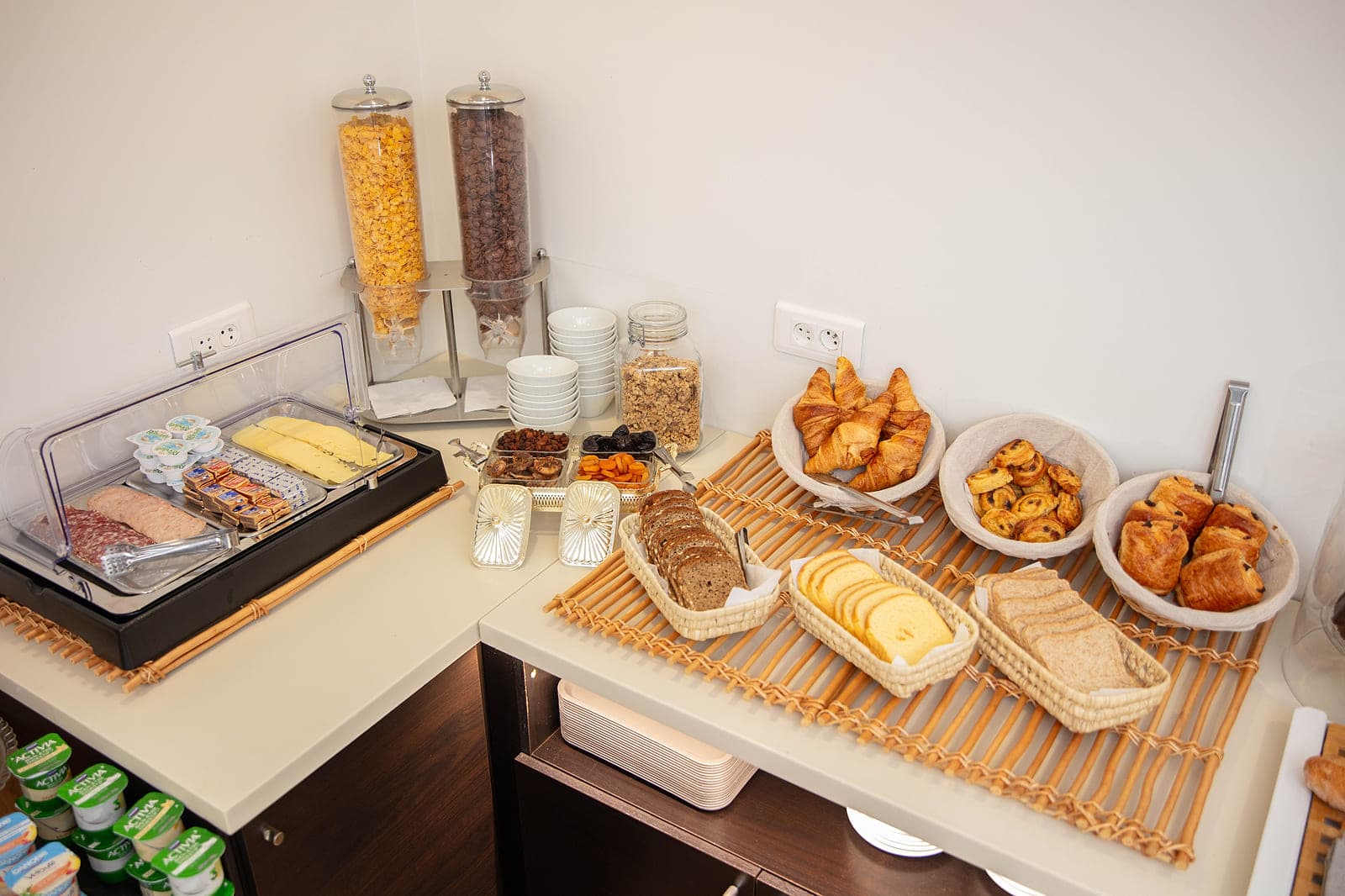 Viennoiseries, fromages et charcuterie du petit-déjeuner