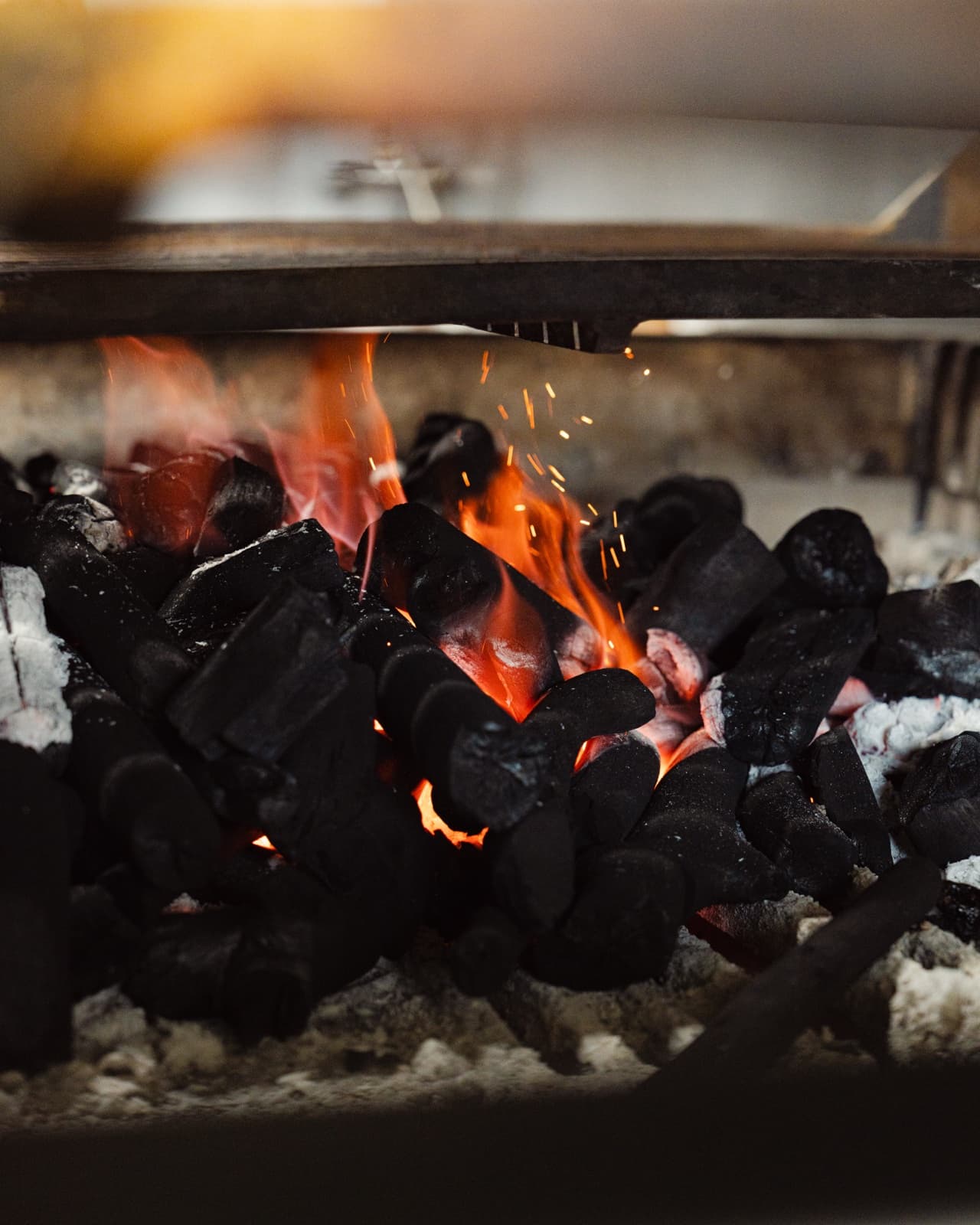 Les braises du grill au feu de bois