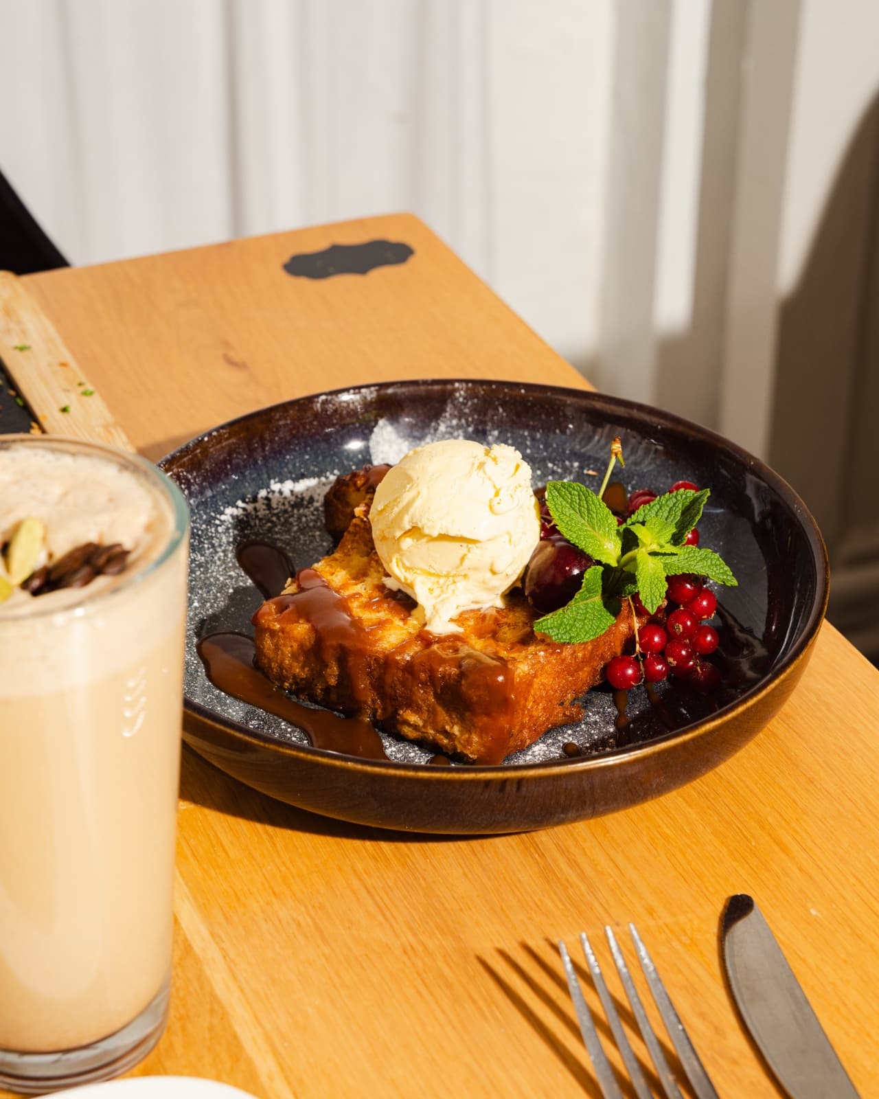 Pain perdu, glace vanille et fruits rouges, dessert maison