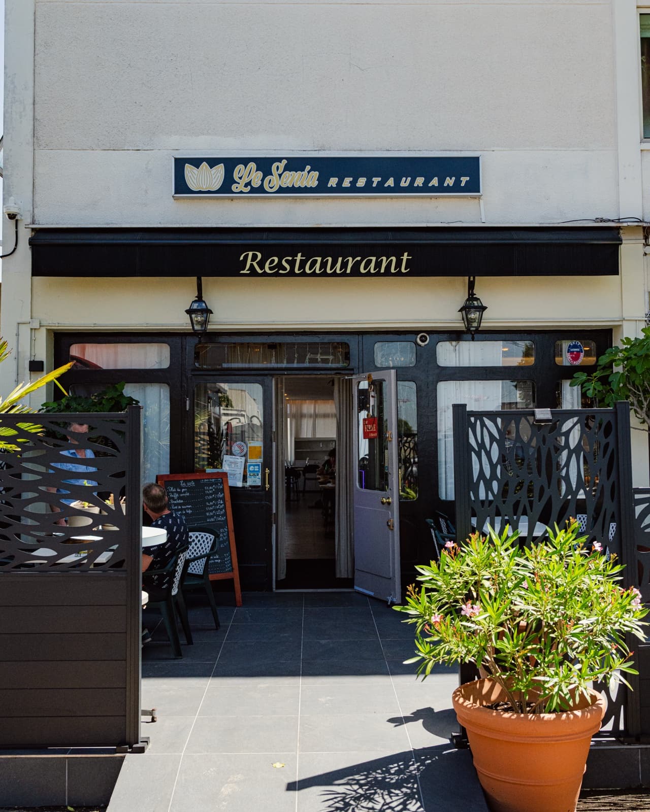La devanture du restaurant Le Sénia