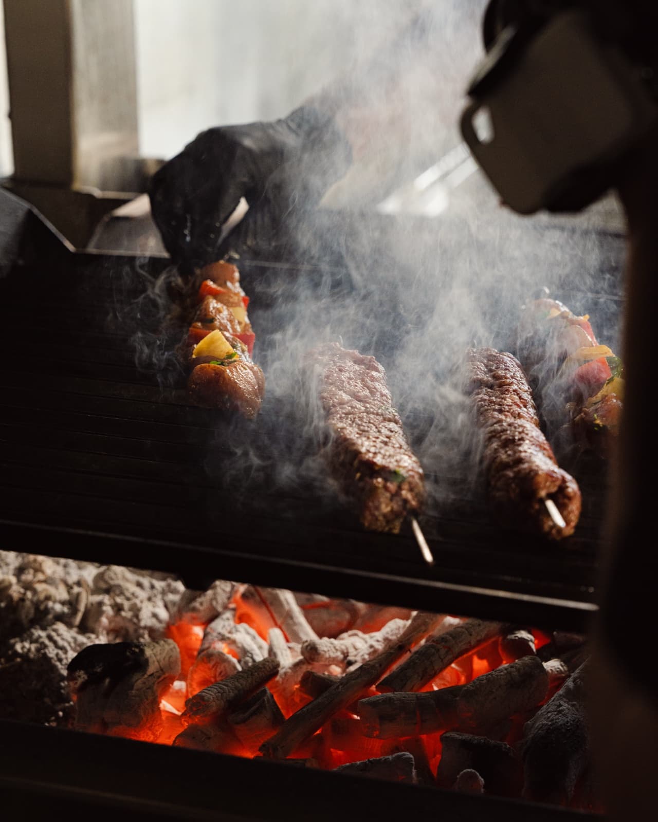 Brochettes grillées au feu de bois au restaurant Le Sénia