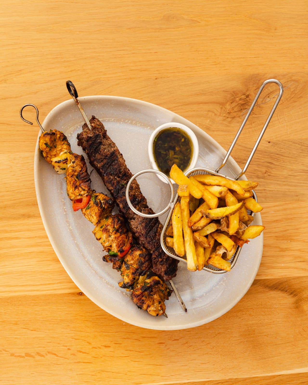 Brochette kefta et frites maison servies au restaurant Le Sénia