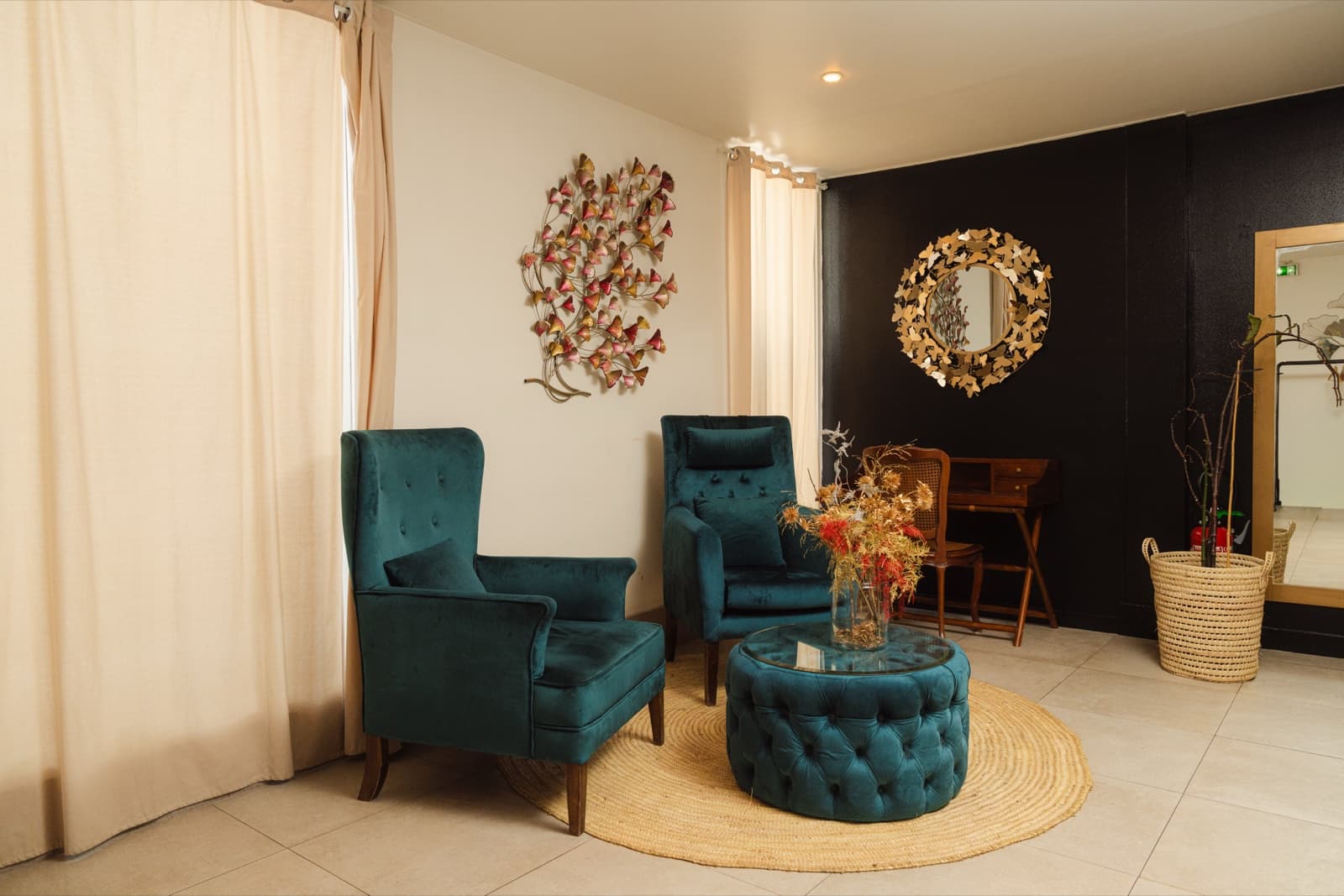 Le salon du restaurant et ses fauteuils bleus