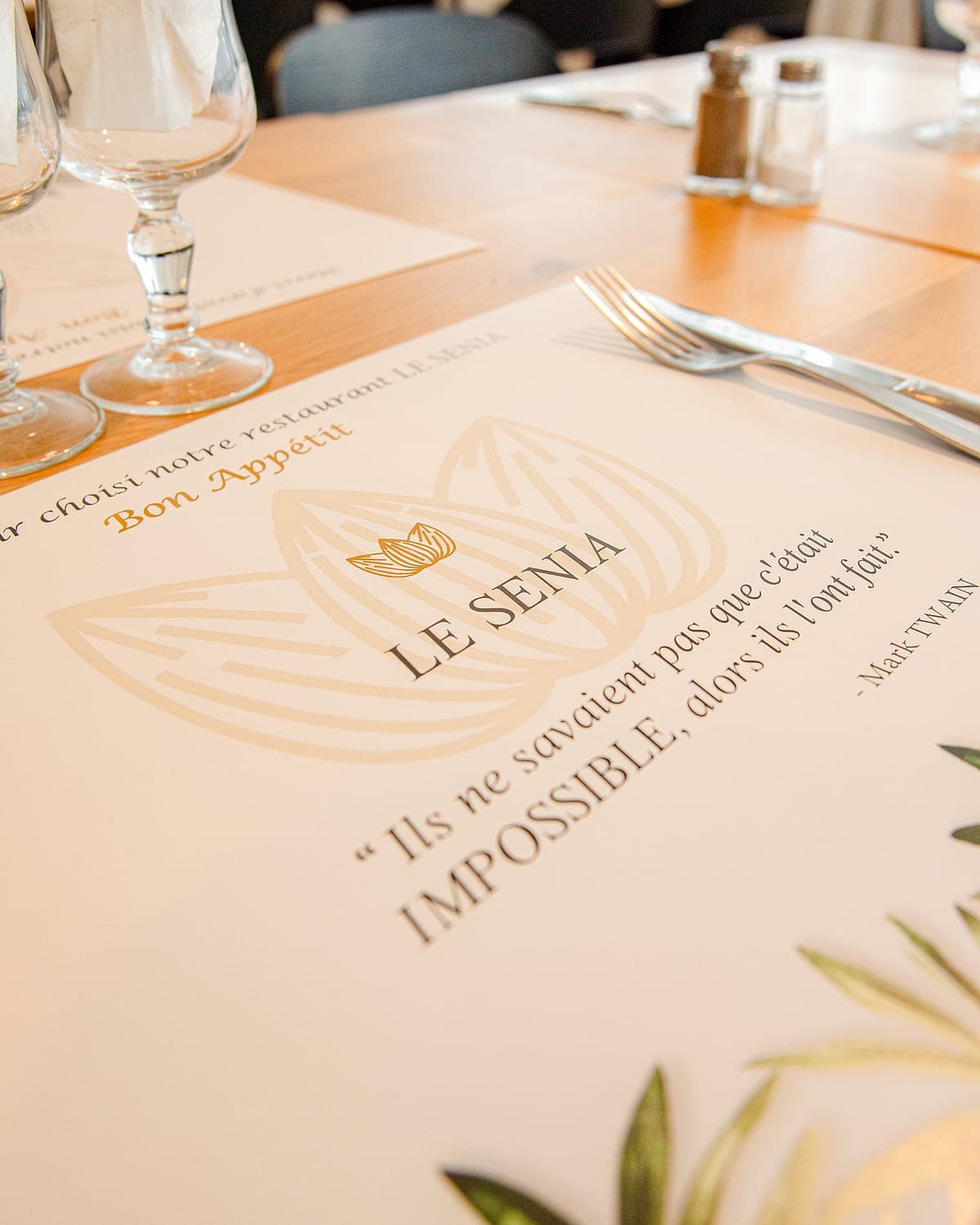 Le set de table doré du restaurant Le Sénia, près d'Orly