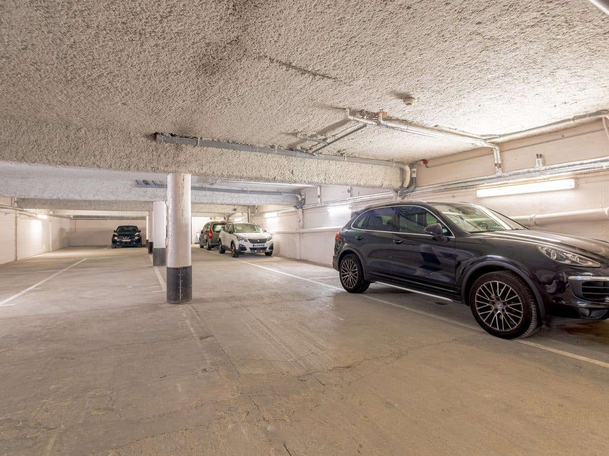 Garage couvert sécurisé du parking de l'hôtel