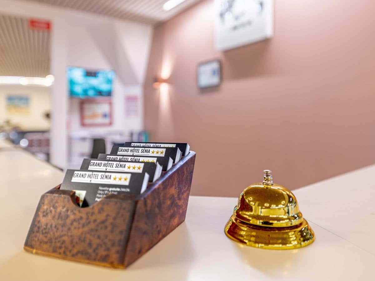 Réception du Grand Hôtel Sénia ouverte 24h/24