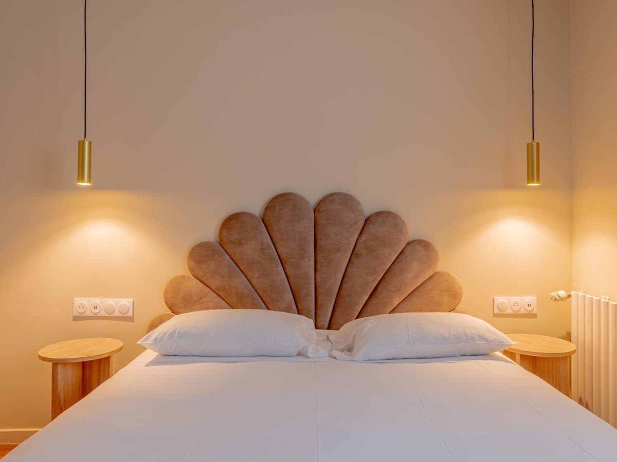 Chambre double avec tête de lit en éventail