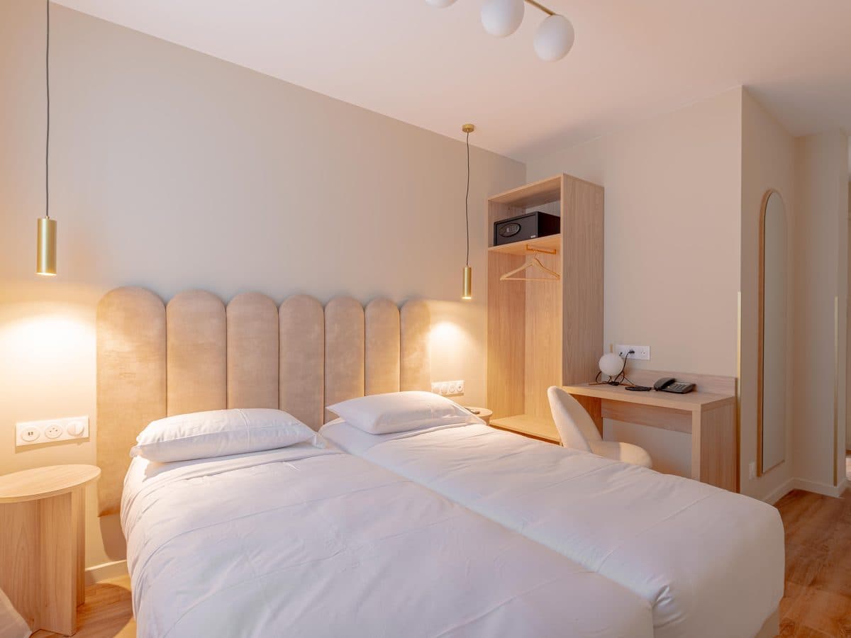 Chambre twin aux lumières chaleureuses