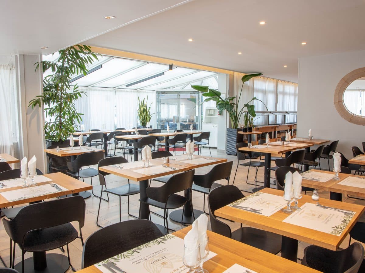 Salle de restaurant lumineuse de l'hôtel